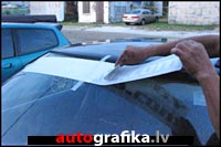 Sāciet izgludināt uzlīmi Instrukcija vidēja izmēra uzlīmēm